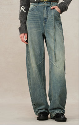 Coupe à lame courbée à taille haute avec couture latérale unique et raccourcissement du genou