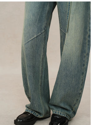 Coupe à lame courbée à taille haute avec couture latérale unique et raccourcissement du genou