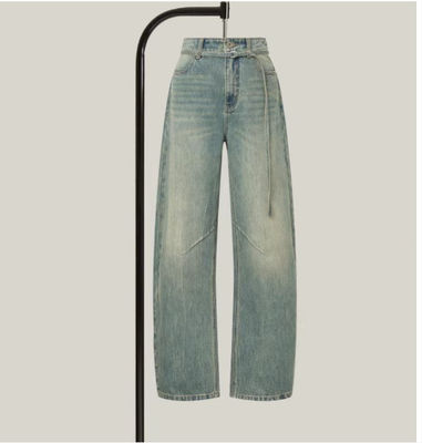 Coupe à lame courbée à taille haute avec couture latérale unique et raccourcissement du genou