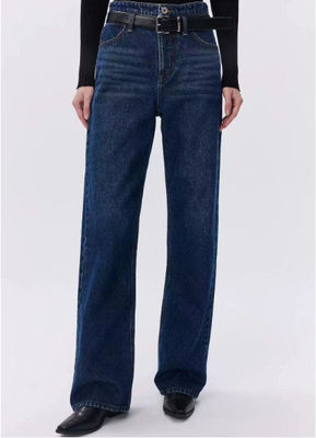 Des pantalons en jean à haute taille.