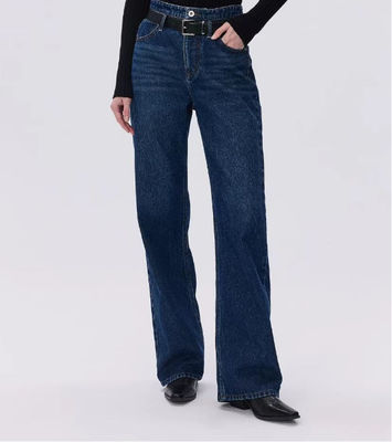 Des pantalons en jean à haute taille.