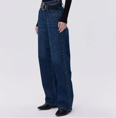 Des pantalons en jean à haute taille.