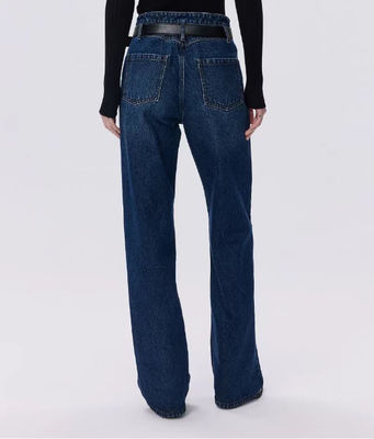 Des pantalons en jean à haute taille.