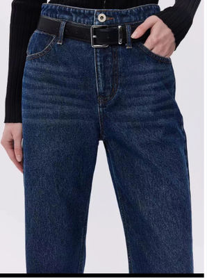 Des pantalons en jean à haute taille.