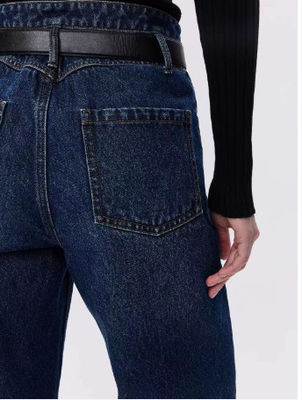 Des pantalons en jean à haute taille.