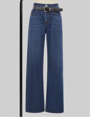 Des pantalons en jean à haute taille.