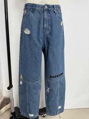 Bottom en denim original brodé avec une haute précision pour un design unique
