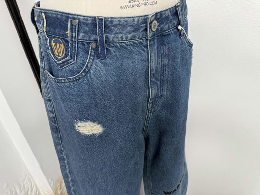 Bottom en denim original brodé avec une haute précision pour un design unique
