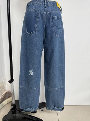 Bottom en denim original brodé avec une haute précision pour un design unique