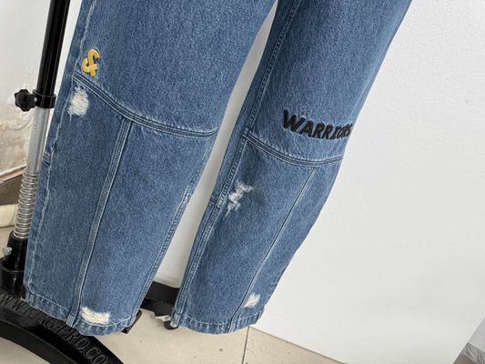 Bottom en denim original brodé avec une haute précision pour un design unique