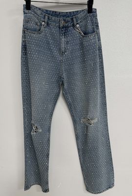 Des bijoux en strass à la mode Jeans à coupe droite pour attirer l'œil