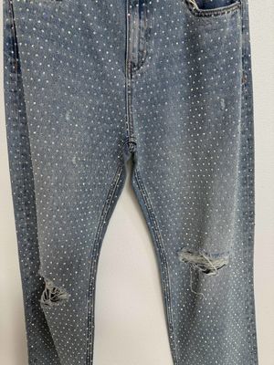 Des bijoux en strass à la mode Jeans à coupe droite pour attirer l'œil