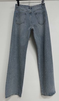 Des bijoux en strass à la mode Jeans à coupe droite pour attirer l'œil