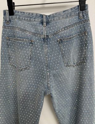 Des bijoux en strass à la mode Jeans à coupe droite pour attirer l'œil