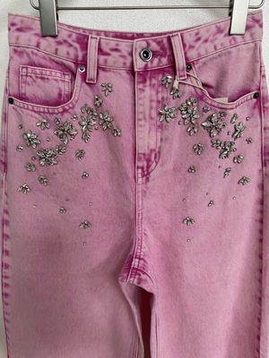 Des jeans en denim rose pour un effet allongant les jambes
