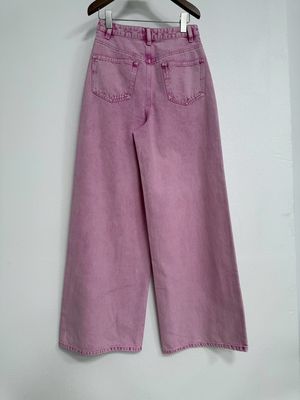 Des jeans en denim rose pour un effet allongant les jambes