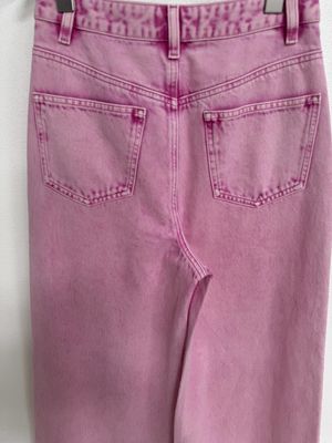 Des jeans en denim rose pour un effet allongant les jambes