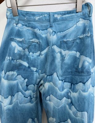Lettre en gras Imprimé Vibrante Cravate teinté Denim Fond Cravate teinté Jeans Homme