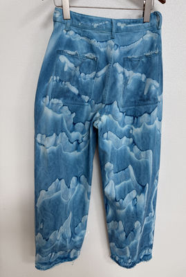 Lettre en gras Imprimé Vibrante Cravate teinté Denim Fond Cravate teinté Jeans Homme