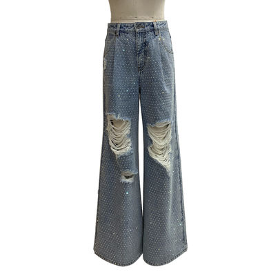 Le fond en denim est décoré en pierre de strass pour un look glamour et accrocheur.