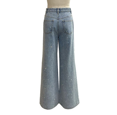 Le fond en denim est décoré en pierre de strass pour un look glamour et accrocheur.