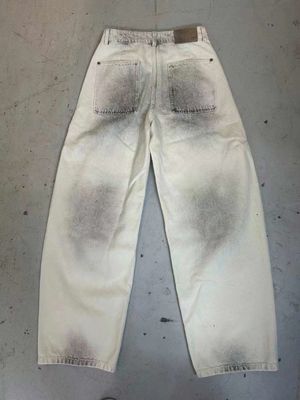 Le fond en denim à haute taille pour une silhouette flatteuse