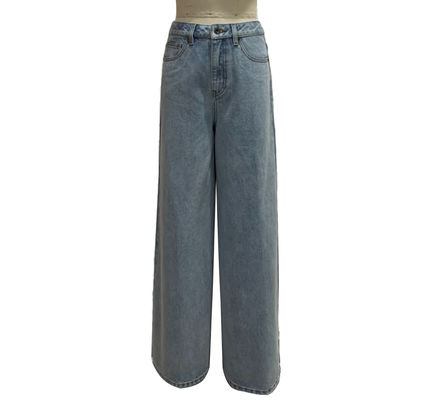 Des jeans en denim à haute taille améliorent la taille pour une silhouette flatteuse
