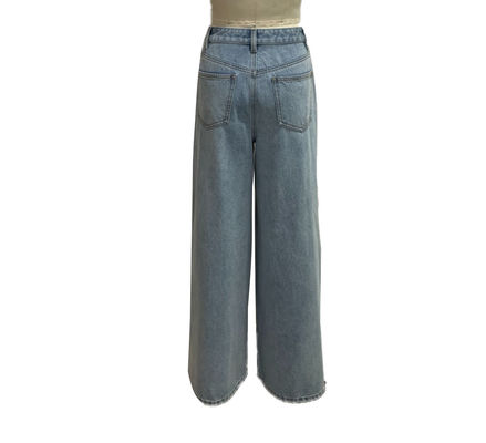 Des jeans en denim à haute taille améliorent la taille pour une silhouette flatteuse