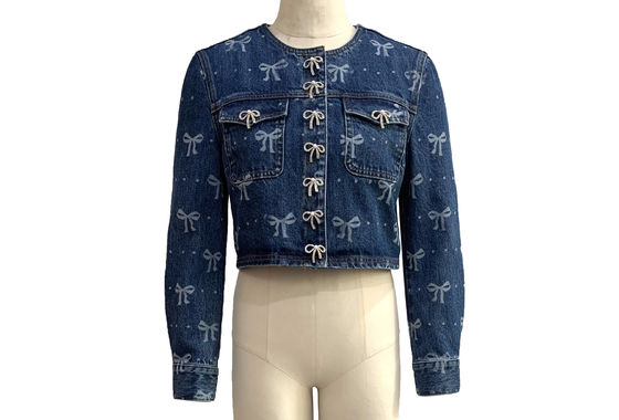 Une veste de jean élégant avec une allure féminine