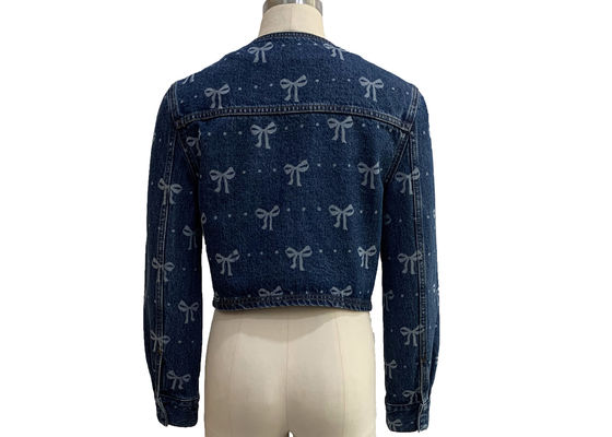 Une veste de jean élégant avec une allure féminine