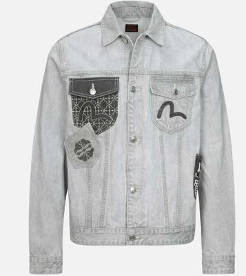 Une veste en denim gris clair pour un look moderne et polyvalent
