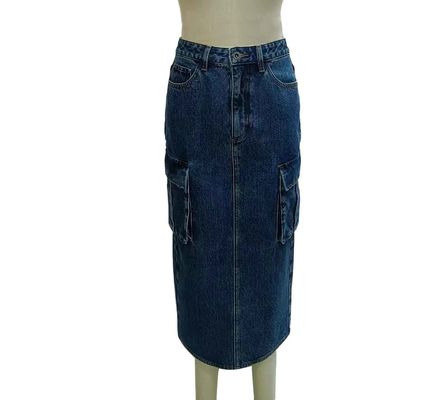 Une jupe en denim noir haute taille pour une silhouette flatteuse