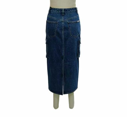 Une jupe en denim noir haute taille pour une silhouette flatteuse