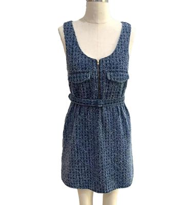 Une robe en denim texturée en tweed tricoté pour un look moderne et élégant