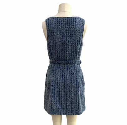 Une robe en denim texturée en tweed tricoté pour un look moderne et élégant