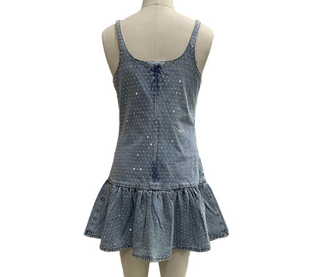 Une jupe denim légère avec des ornements en strass étincelant