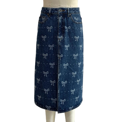 Une jupe longue en denim pour un design ludique et féminin
