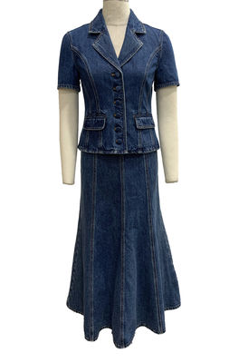 Deux pièces de denim avec une veste sur mesure et une jupe midi élargie
