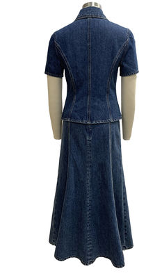 Deux pièces de denim avec une veste sur mesure et une jupe midi élargie