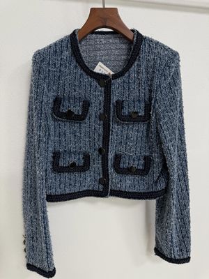 Un blazer en denim classique en forme de H pour une silhouette flatteuse
