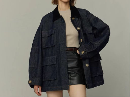 Un petit garçon surdimensionné pour un look détendu et confortable.