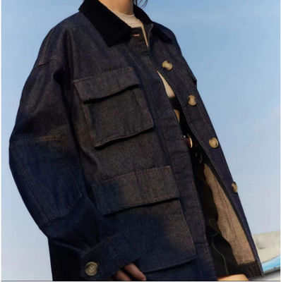 Un petit garçon surdimensionné pour un look détendu et confortable.
