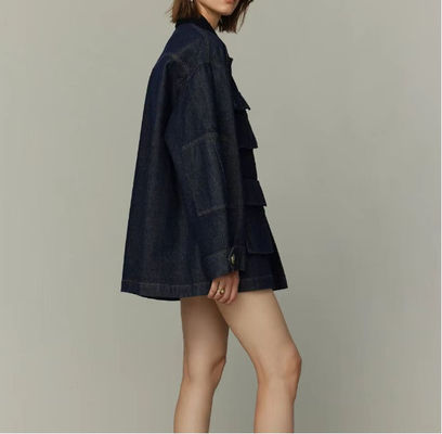 Un petit garçon surdimensionné pour un look détendu et confortable.
