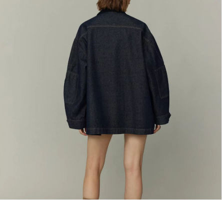 Un petit garçon surdimensionné pour un look détendu et confortable.