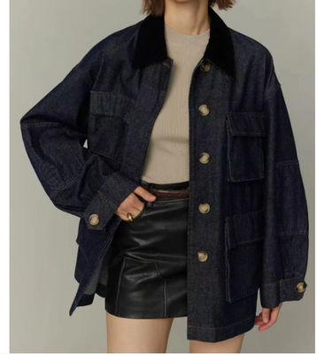 Un petit garçon surdimensionné pour un look détendu et confortable.