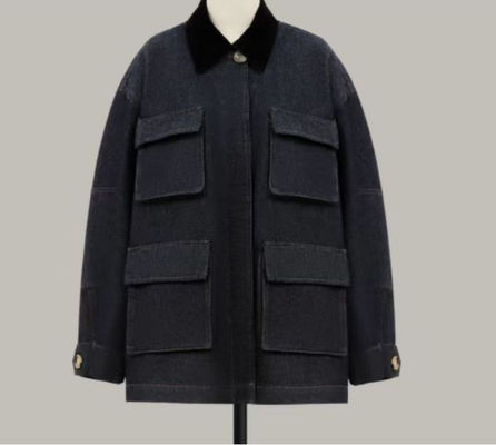 Un petit garçon surdimensionné pour un look détendu et confortable.