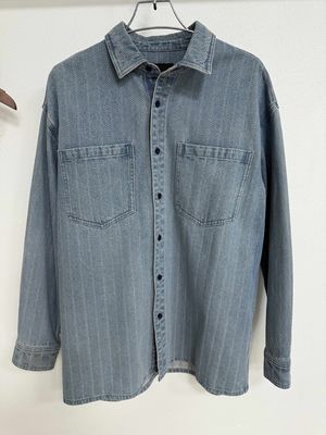 T-shirt vintage en jean avec des motifs élégants en jacquard