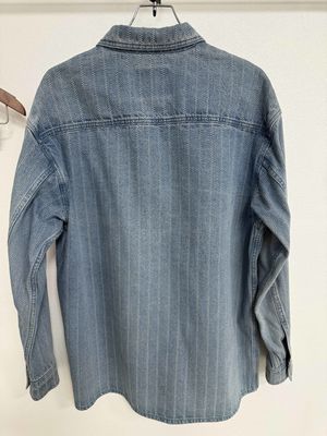 T-shirt vintage en jean avec des motifs élégants en jacquard