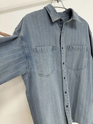 T-shirt vintage en jean avec des motifs élégants en jacquard