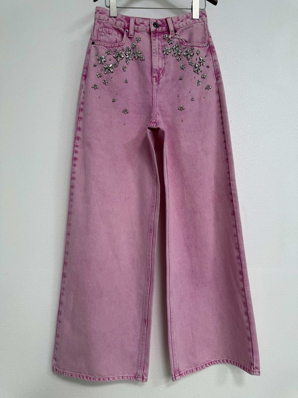 Des jeans en denim rose pour un effet allongant les jambes